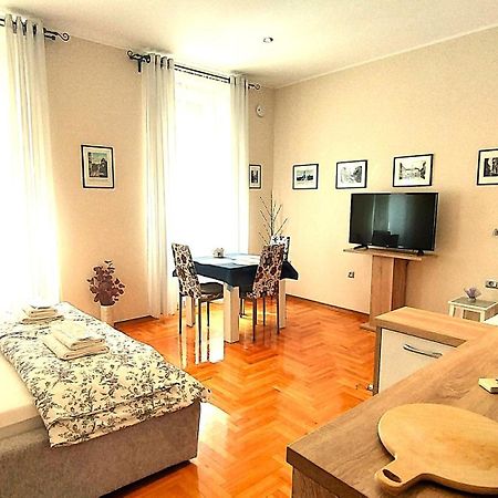 Lavender - City Room With Free Parking Pula Zewnętrze zdjęcie