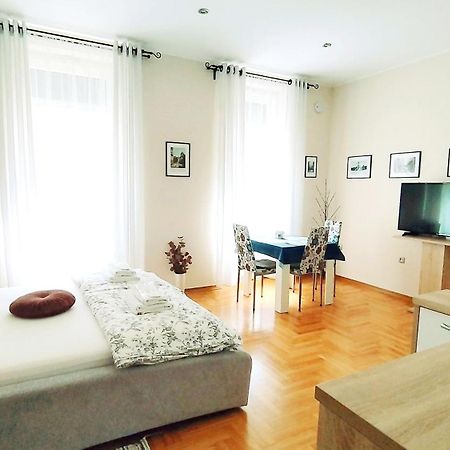 Lavender - City Room With Free Parking Pula Zewnętrze zdjęcie